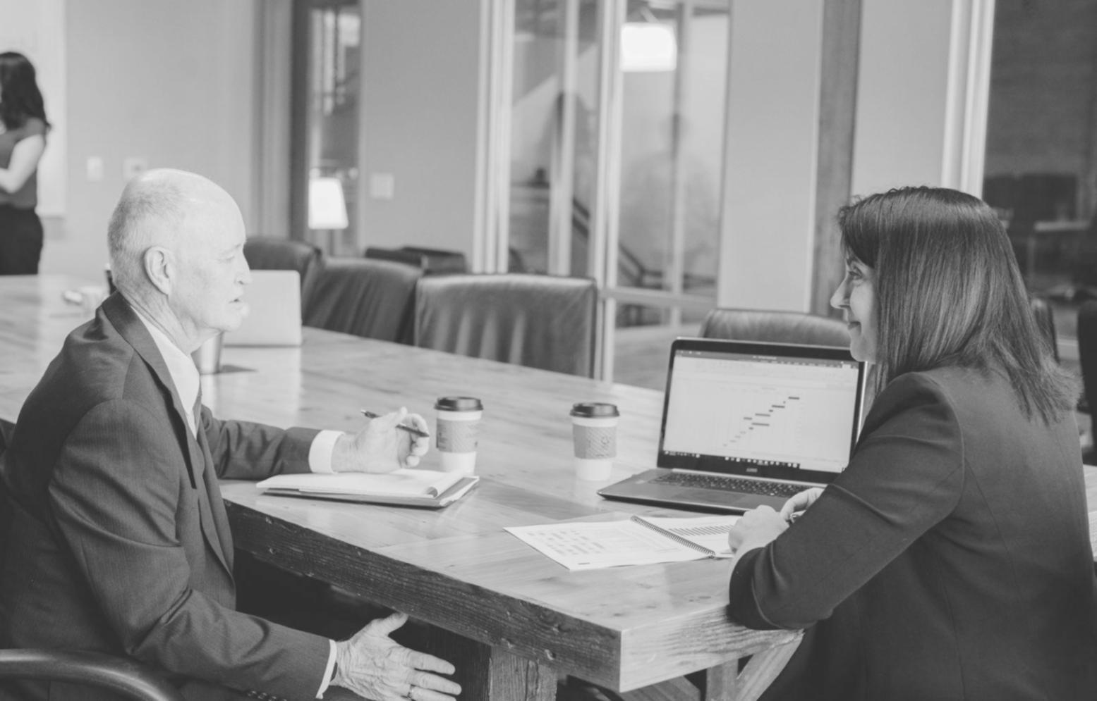 Bureau de travail avec analyse financière détaillée