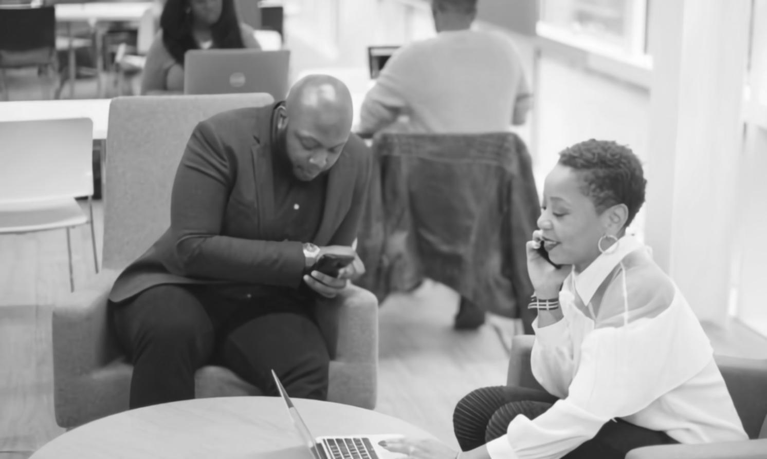 Espace de travail moderne dédié à l'analyse financière