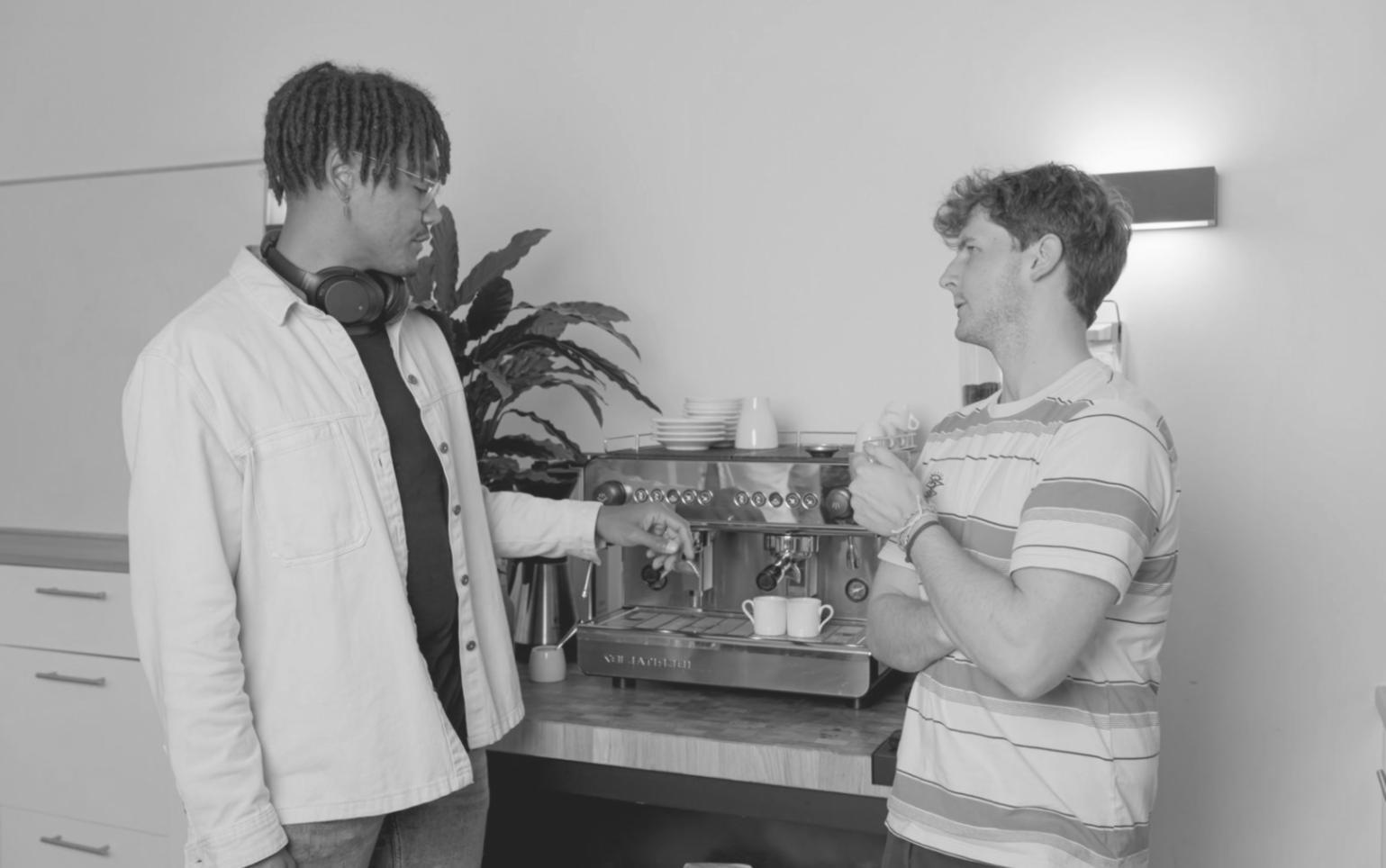 Illustration montrant l'évolution progressive des compétences dans l'analyse de la volatilité des marchés financiers